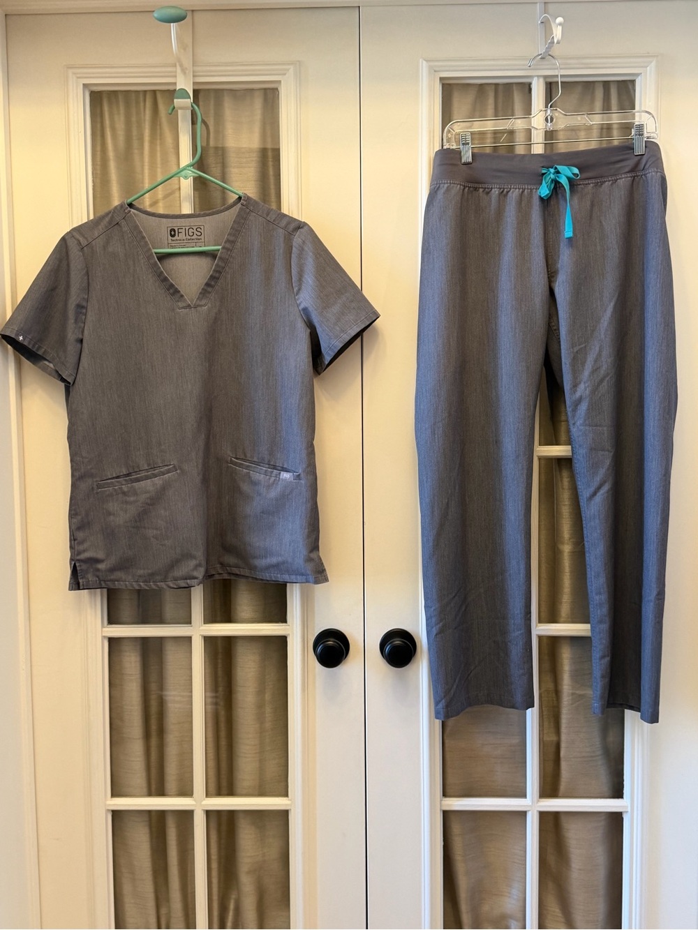 MEDIUM Graphite Gray Women’s Scruc Set with Petite Bottoms EUC